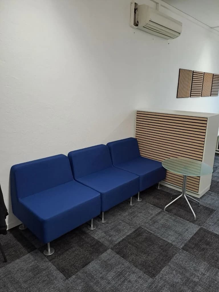 Espace détente avec canapé bleu